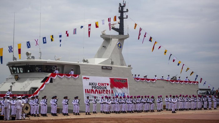 Peresmian KRI Tuna-876 Mayor Laut (P) Muhammad Arif (kanan) mengucapkan sumpah jabatan sebagai Komandan KRI Tuna-876 saat peresmian di Galangan PT Karimun Anugrah Sejati, Batam, Kepulauan Riau, Kamis (57/9/2023). KRI Tuna-876 merupakan kapal jenis Patroli Cepat (PC) 60 meter produksi dalam negeri yang nantinya akan memperkuat jajaran Koarmada I pada satuan Patroli Lantamal I Belawan. ANTARA FOTO/Teguh Prihatna/nym.