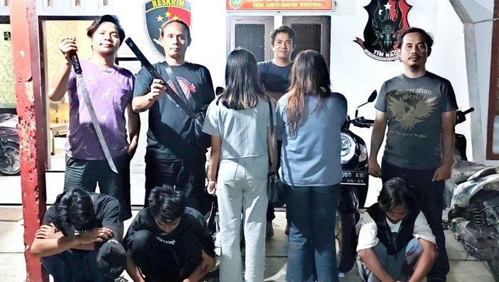 Lima anak muda yang diamankan karena nongkrong membawa senjata tajam.