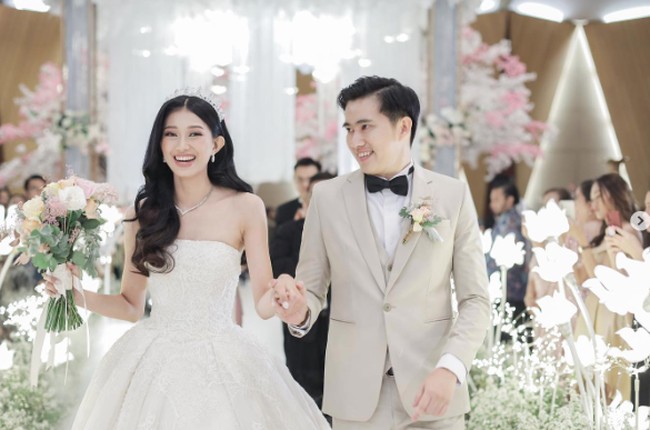 Tampak Desy Genoveva eks JKT48 terlihat cantik dalam balutan gaun pengantin strapless bernuansa putih. Ia juga memakai mahkota bak princess di resepsi pernikahan Foto: Instagram @desygenoveva_/dok. Wedding Factory