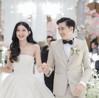Tampak Desy Genoveva eks JKT48 terlihat cantik dalam balutan gaun pengantin strapless bernuansa putih. Ia juga memakai mahkota bak princess di resepsi pernikahan Foto: Instagram @desygenoveva_/dok. Wedding Factory