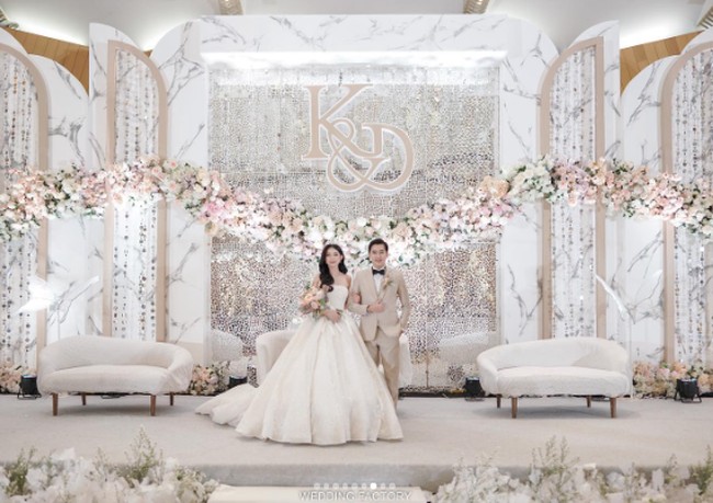 Dekorasi pernikahan tampak mewah dengan hiasan serba putih. Lampu gantung juga membuat dekorasi pernikahan Desy Genoveva eks JKT48 dan Kelvin Prasetya semakin terlihat mewah. Foto: Instagram @desygenoveva_/dok. Wedding Factory