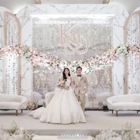 Dekorasi pernikahan tampak mewah dengan hiasan serba putih. Lampu gantung juga membuat dekorasi pernikahan Desy Genoveva eks JKT48 dan Kelvin Prasetya semakin terlihat mewah. Foto: Instagram @desygenoveva_/dok. Wedding Factory