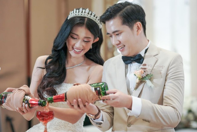 Tertangkap pula momen minum bersama keluarga dan kedua pengantin yang digelar mewah dalam resepsi pernikahan Desy Genoveva eks JKT48 dan Kelvin Prasetya.  Foto: Instagram @desygenoveva_/dok. Wedding Factory