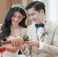 Tertangkap pula momen minum bersama keluarga dan kedua pengantin yang digelar mewah dalam resepsi pernikahan Desy Genoveva eks JKT48 dan Kelvin Prasetya.  Foto: Instagram @desygenoveva_/dok. Wedding Factory