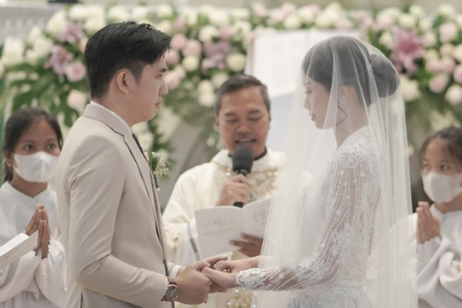 Upacara pemberkatan berjalan khidmat dan terpancar kebahagiaan pada raut wajah Desy Genoveva eks JKT48 dan Kelvin Prasetya. Foto: Instagram @desygenoveva_/dok. Wedding Factory