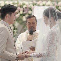 Upacara pemberkatan berjalan khidmat dan terpancar kebahagiaan pada raut wajah Desy Genoveva eks JKT48 dan Kelvin Prasetya. Foto: Instagram @desygenoveva_/dok. Wedding Factory