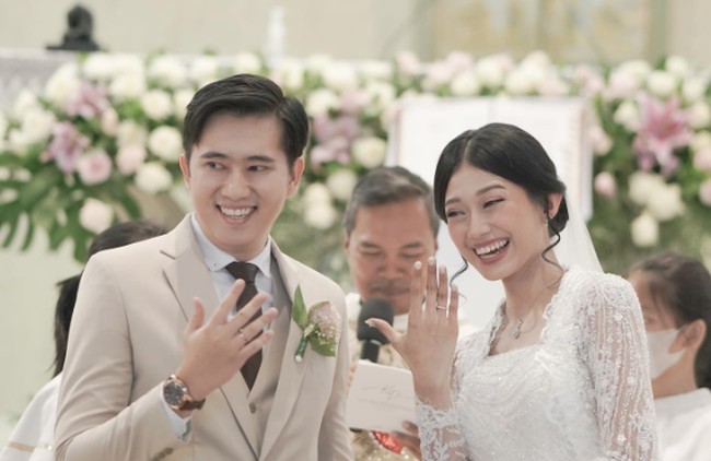 Gaya rambut Desy Genoveva sengaja dibuat berbeda ketika upacara pemberkatan dan resepsi. Ia tampil lebih simple dengan sanggul modern. Foto: Instagram @desygenoveva_/dok. Wedding Factory