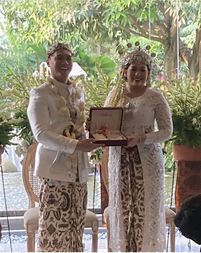 Penyanyi dengan nama lengkap Muhammad Haikal Putra ini menikahi Mia Ismi Halida pada Minggu (3/9/2023). Momen bahagia Haikal AFI itu pun dibagikan di Instagram sang istri. Foto: Instagram