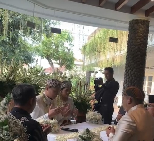 Ini momen saat akad nikah Haikal AFI dan Mia Ismi setelah ijab kabil. Keduanya pun sah menjadi pasangan suami istri. Foto: Instagram