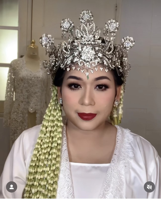 Keduanya melangsungkan pernikahan dengan mengusung adat Sunda. Mia Ismi memesona dengan riasan adat Sunda lengkap dengan siger di kepalanya. Foto: Instagram