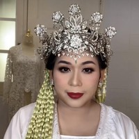 Keduanya melangsungkan pernikahan dengan mengusung adat Sunda. Mia Ismi memesona dengan riasan adat Sunda lengkap dengan siger di kepalanya. Foto: Instagram
