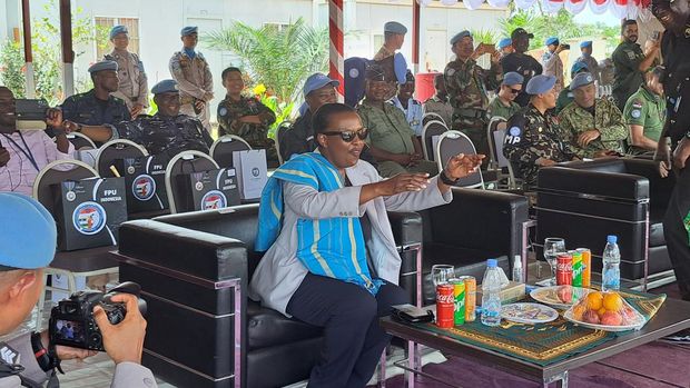 Perwakilan PBB menyerahkan medali kepada pasukan FPU 4 Indonesia. (Mei Amelia/detikcom)