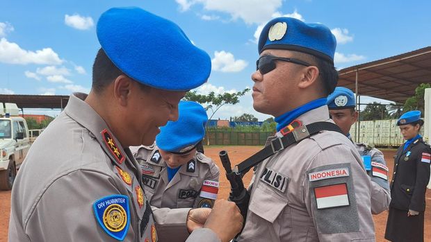 Perwakilan PBB menyerahkan medali kepada pasukan FPU 4 Indonesia. (Mei Amelia/detikcom)