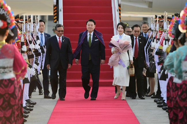 Kecantikan Ibu Negara Korea Selatan, Kim Keon Hee viral menjadi perbincangan sejak menghadiri G20 Indonesia 2022 di Bali. Kini Kim Keon Hee kembali mendampingi suaminya, Presiden Yoon Suk Yeol untuk menyukseskan KTT ke-43 ASEAN di Jakarta.Foto: dok. Sekretariat Kabinet RI