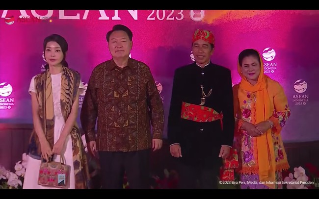 Gaya Kim Keon Hee saat Gala Dinner KTT ke-43 ASEAN sontak menjadi sorotan netizen Indonesia. Pasalnya Ibu Negara Korsel itu memadukan midi dress putih dengan scarf dan hand bag bermotif batik.    Foto: dok. Sekretariat Kabinet RI