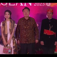 Gaya Kim Keon Hee saat Gala Dinner KTT ke-43 ASEAN sontak menjadi sorotan netizen Indonesia. Pasalnya Ibu Negara Korsel itu memadukan midi dress putih dengan scarf dan hand bag bermotif batik.    Foto: dok. Sekretariat Kabinet RI