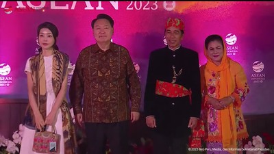 Pesona Ibu Negara Korsel di KTT ke-43 ASEAN, Glowing Pakai Scarf Batik