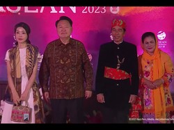 Pesona Ibu Negara Korsel di KTT ke-43 ASEAN, Glowing Pakai Scarf Batik