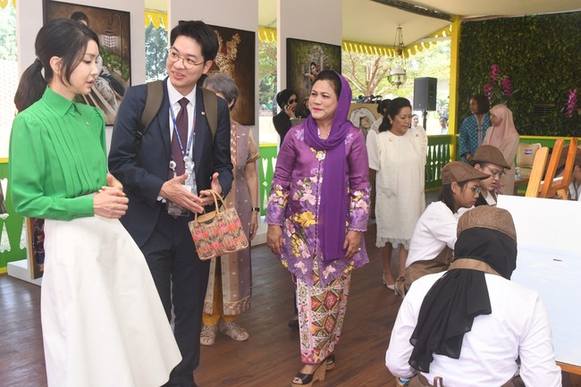 Lagi-lagi, penampilan Kim Keon Hee membuat netizen Indonesia salah fokus. Untuk kunjungannya ke TMII, wanita 51 tahun itu memakai blouse hijau dan rok putih.Foto: dok. Sekretariat Kabinet RI