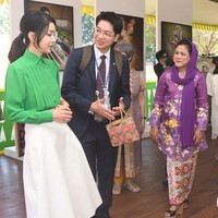 Lagi-lagi, penampilan Kim Keon Hee membuat netizen Indonesia salah fokus. Untuk kunjungannya ke TMII, wanita 51 tahun itu memakai blouse hijau dan rok putih.Foto: dok. Sekretariat Kabinet RI