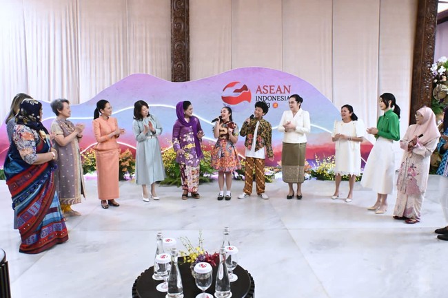Kemudian Kamis (7/9/2023), Ibu Iriana Jokowi mengajak Kim Keon Hee berkeliling TMII bersama sejumlah Ibu Negara ASEAN. Foto: dok. Sekretariat Kabinet RI