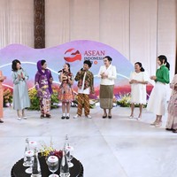 Kemudian Kamis (7/9/2023), Ibu Iriana Jokowi mengajak Kim Keon Hee berkeliling TMII bersama sejumlah Ibu Negara ASEAN. Foto: dok. Sekretariat Kabinet RI