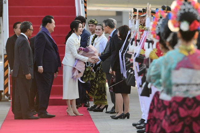 Saat tiba di Bandara Soekarno Hatta pada Selasa (5/9/2023), Kim Keon Hee tampil anggun memakai setelan jas dan rok putih sambil memegang karangan bunga. Dengan paras cantik awet muda, siapa sangka Kim Keon Hee sudah menginjak kepala lima.   Foto: dok. Sekretariat Kabinet RI