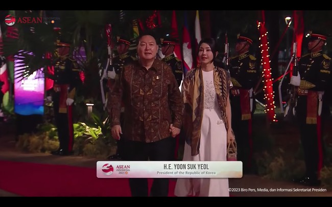 Keesokan harinya, Kim Keon Hee dan suaminya Presiden Korsel Yoon Suk Yeol terlihat di Gala Dinner KTT ke-43 ASEAN.    Foto: dok. Sekretariat Kabinet RI