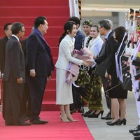 Saat tiba di Bandara Soekarno Hatta pada Selasa (5/9/2023), Kim Keon Hee tampil anggun memakai setelan jas dan rok putih sambil memegang karangan bunga. Dengan paras cantik awet muda, siapa sangka Kim Keon Hee sudah menginjak kepala lima.   Foto: dok. Sekretariat Kabinet RI