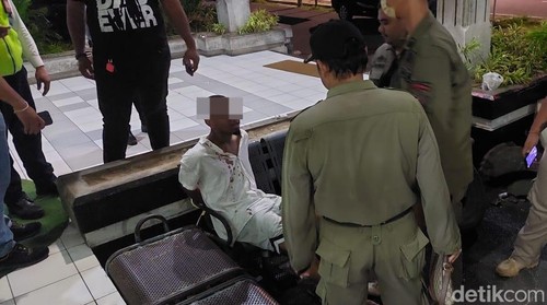 Petugas mengamankan bule AS yang mengamuk di Bandara Ngurah Rai, Bali.