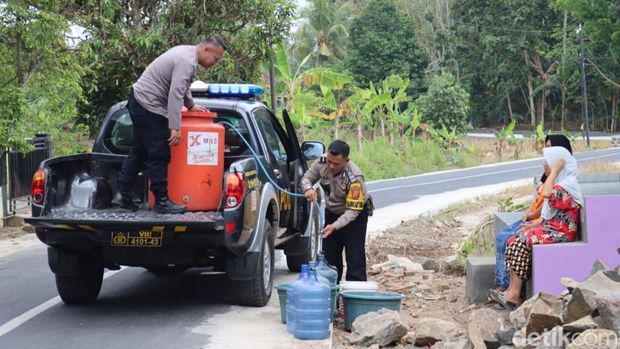 Petugas menyalurkan air bersih kepada warga di Ciamis.