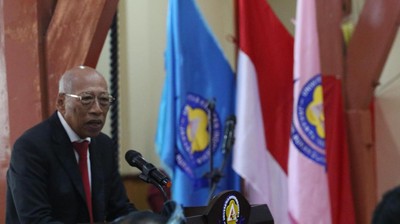 Politikus PDIP I Wayan Sudirta Raih Doktor Hukum di UKI