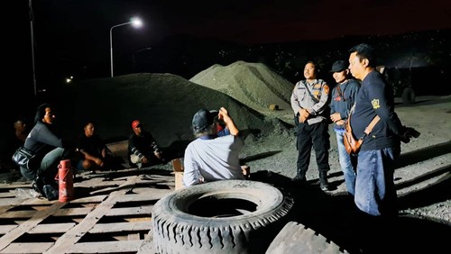 Polres Karangasem saat melakukan pengamanan di dermaga tongkang yang terletak di Kecamatan Kubu, Kabupaten Karangasem. (Dok. Polres Karangasem)