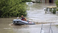 Rekor curah hujan telah menyebabkan banjir di Yunani dan memaksa orang-orang untuk mengungsi ke tempat yang lebih aman.  