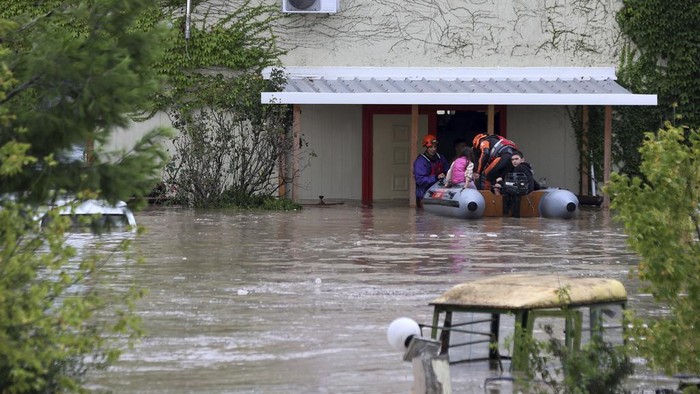 Potret Kerusakan Turki-Yunani Usai Diterjang Banjir Dahsyat Firefighters with a rubber dinghy evacuee people from a flooded building in Larissa, central Greece, Wednesday, Sept. 6, 2023. Fierce rainstorms are battering neighboring Greece, Turkey and Bulgaria, causing several deaths. (AP Photo/Vaggelis Kousioras)