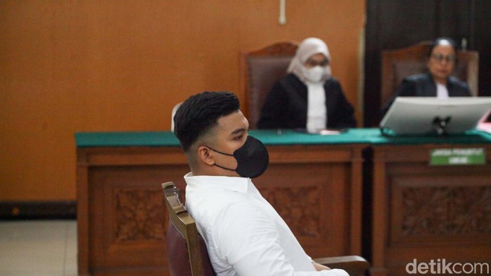 Shane Lukas menjalani sidang vonis kasus penganiayaan terhadap Cristalino David Ozora (17). Shane tampak berdoa sebelum sidang dimulai.