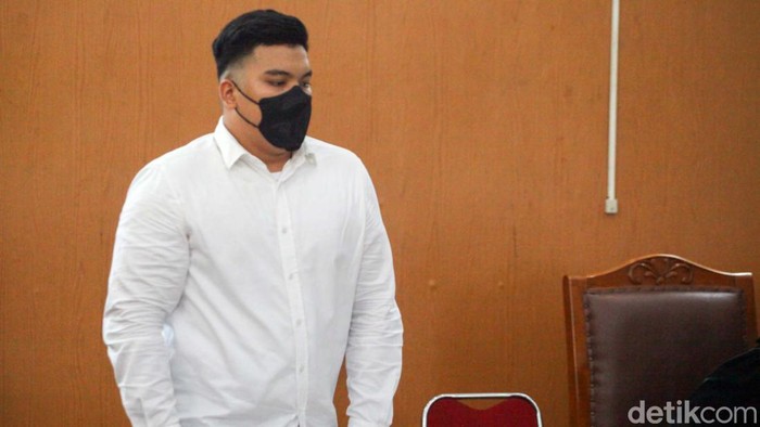 Potret Shane Lukas Berdoa Jelang Sidang Vonis Shane Lukas menjalani sidang vonis kasus penganiayaan terhadap Cristalino David Ozora (17). Shane tampak berdoa sebelum sidang dimulai.