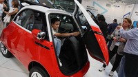 Kendaraan karya Microlino AG. Mobil asal Swiss yang unik dengan satu pintu di depan. REUTERS/Leonhard Simon