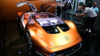 Pemandangan menunjukkan model Vision One-Eleven dari Mercedes-Benz. Ini menandai pabrikan siap menghadirkan mobil-mobil berteknologi canggih. Mobil listrik China, di mana penjualannya melonjak hampir 55% menjadi sekitar 820,000 kendaraan dalam tujuh bulan pertama tahun 2023, yang mencakup sekitar 13% dari seluruh penjualan mobil. REUTERS/Leonhard Simon