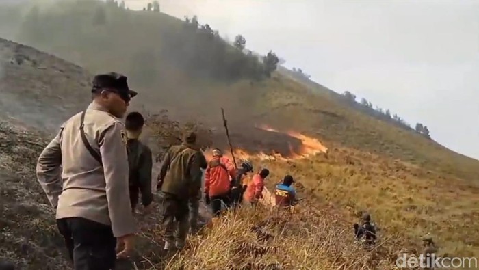 Proses pemadaman kebakaran Bukit Teletubbies Bromo akibat ulah pengunjung.