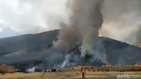 Jika durasi 8 jam 29 menit dikalikan dengan biaya 1 jam water bombing (sekitar Rp 150 juta), maka negara mengalami kerugian setidaknya Rp 1,2 miliar akibat kebakaran Bromo. (Foto: M Rofiq/detikJatim)