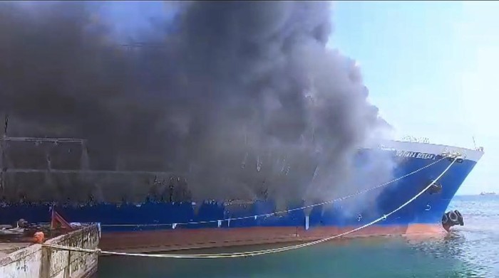 Proses pemadaman kebakaran kapal feri KMP Mutiara Berkah I di Pelabuhan Merak, Cilegon, Banten, Kamis (7/9/2023).