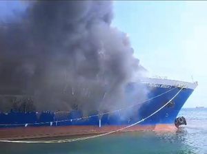 Sudah 24 Jam Kapal Feri di Merak Terbakar, Asap Masih Membubung