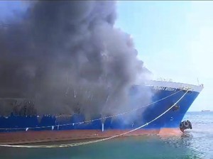 Sudah 24 Jam Kapal Feri di Merak Terbakar, Asap Masih Membubung