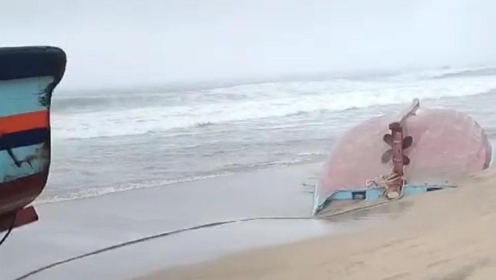 Puing-puing kapal ikan KM Mandala terdampar di Pantai Gayasan, Blitar, Kamis (7/9/2023).