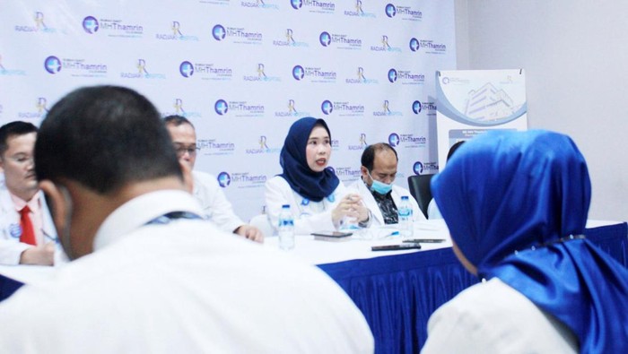 Sosialisasi akan layanan dan dukungan pelayanan terbaik untuk pusat trauma center ada di RS MH THamrin Cileungsi. Seperti apa?

Pelayanan terbaik diberikan baik dari sisi tenaga medis yang handal maupun alat kesehatan dengan teknologi terkini dalam rangka mengingkatkan dan memberikan pelayanan terbaik di RS MH Thamrin Cileungsi.