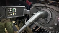 Soal performa, Range Rover PHEV ini bisa berjalan hanya dengan mode EV sejauh 113 kilometer. Soal pengisian daya dari titik nol ke 80 persen kurang dari satu jam dengan pengecasan tipe DC Charger 50 kW. Foto: Ridwan Arifin