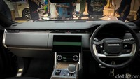 Untuk fitur hiburan Range Rover PHEV itu dibekali layar infotainment 13,1 inch floating yang bisa terkoneksi dengan Apple Car Play dan Android Auto. Pengemudi juga mendapatkan fitur interactive display berukuran 13,7 inch. Foto: Ridwan Arifin