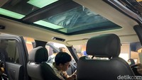 Dari sisi interior, Range Rover PHEV ini memang dibuat nyaman untuk penumpangnya, terpasang sliding panoramic roof. Foto: Ridwan Arifin