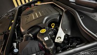 Range Rover Sport Hybrid dibekali mesin plug-in hybrid (PHEV) berkapasitas 2.996 cc dengan muntahan tenaga 440 PS dan kecepatan maksimum 225 km/jam. Sementara untuk berakselerasi dari nol ke 100 km/jam hanya memerlukan waktu 6 detik. Kombinasi mesin (Range Rover PHEV) menghasilkan konsumsi BBM 100 kilometer cuma 0,8 liter. Foto: Ridwan Arifin